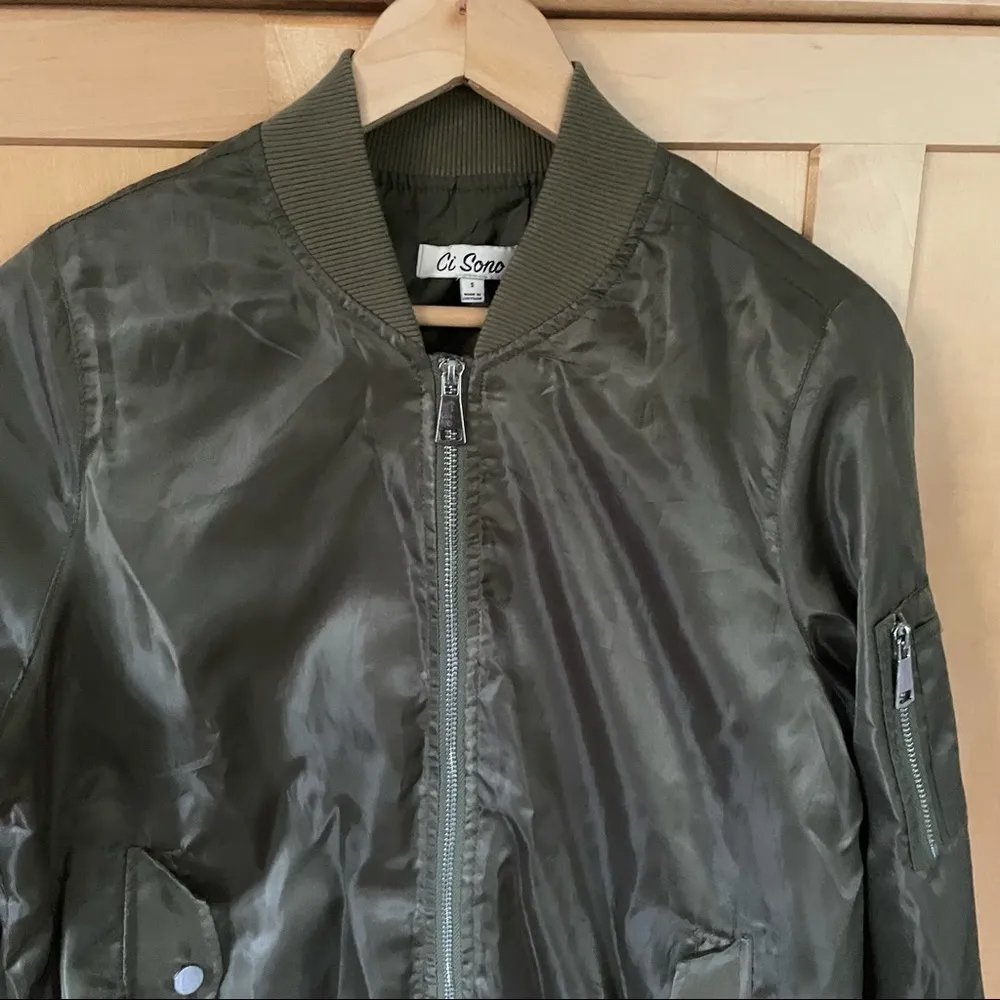 shiny olive green zip up Jacket with pockets size Small - Image 3