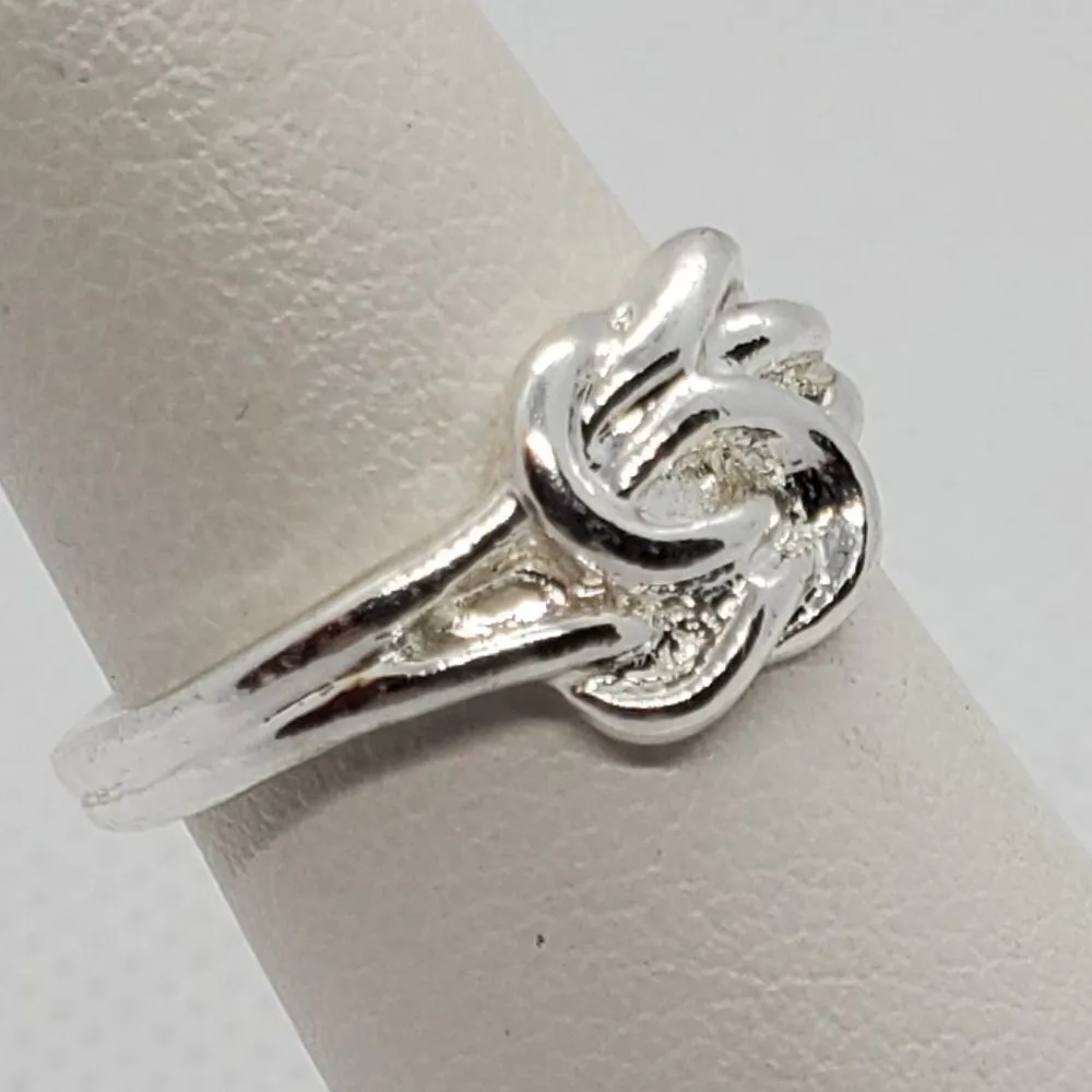Silver Tone Celtic Knot Ring Silver Size 4 - Image 2