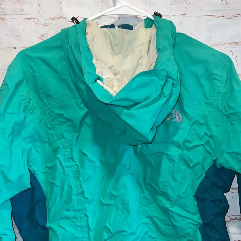 Women’s North Face two tone green raincoat jacket hood M pockets full zipper - Image 7