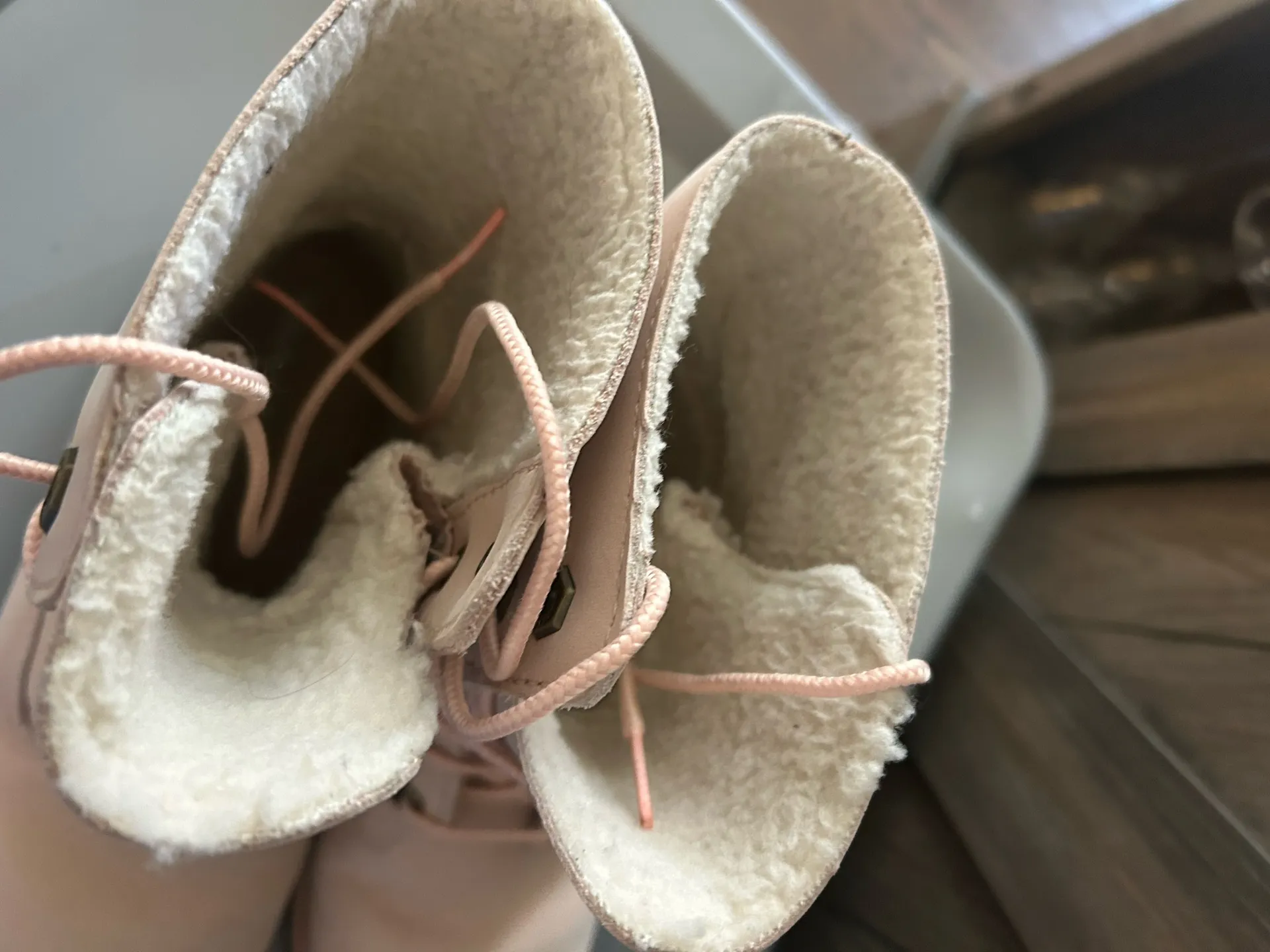 Women’s Pink Fuzzy Timberland Boots Size 7.5 Minor Scuffing at the front but in otherwise great condition #winterboots #ugg #timberland #boots #fur - Image 4