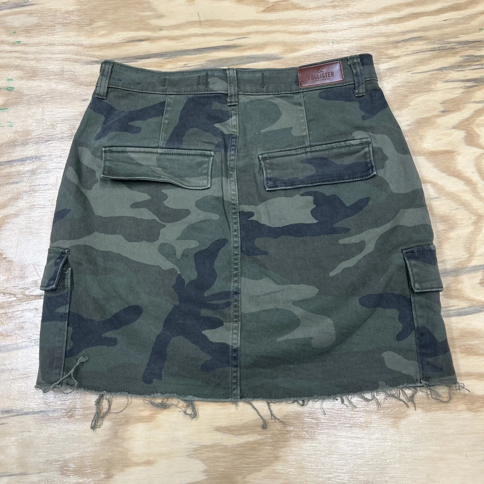 Hollister Green Camo Camouflage Mini Skirt Size 7/28 Ultra High Rise Stretch - Image 2