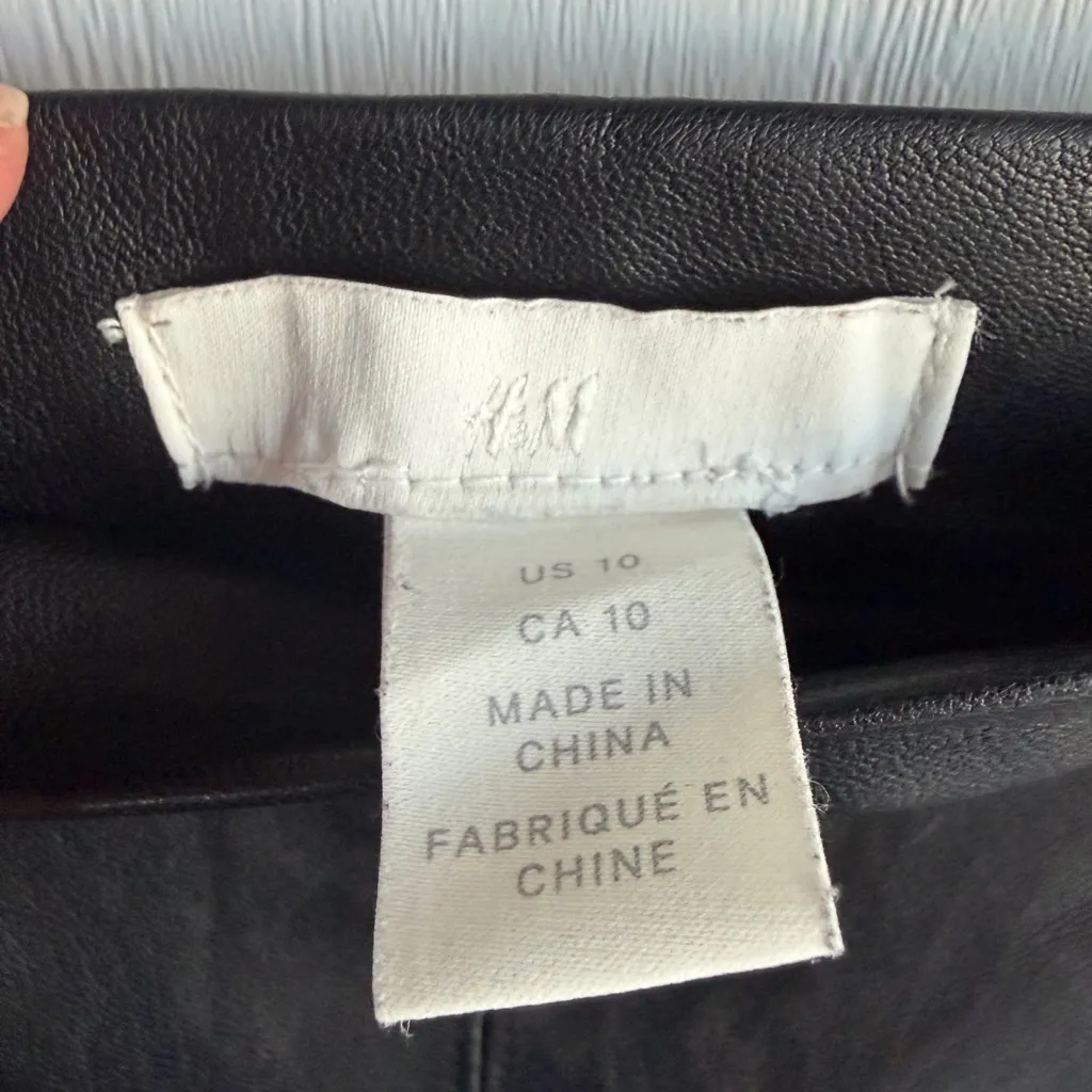 H&M Black 🖤  Size 10 Faux Leather Midi Skirt Women’s 🖤Back Zip & Snap Closure - Image 3