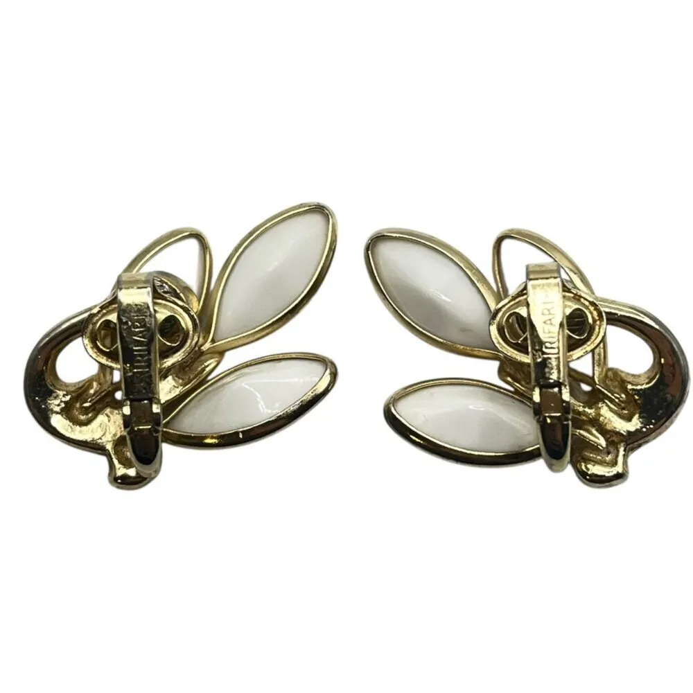 Vintage Crown Trifari Gold Tone Milk Glass Leaf Clip‎ On Earrings Glam Statement - Image 6