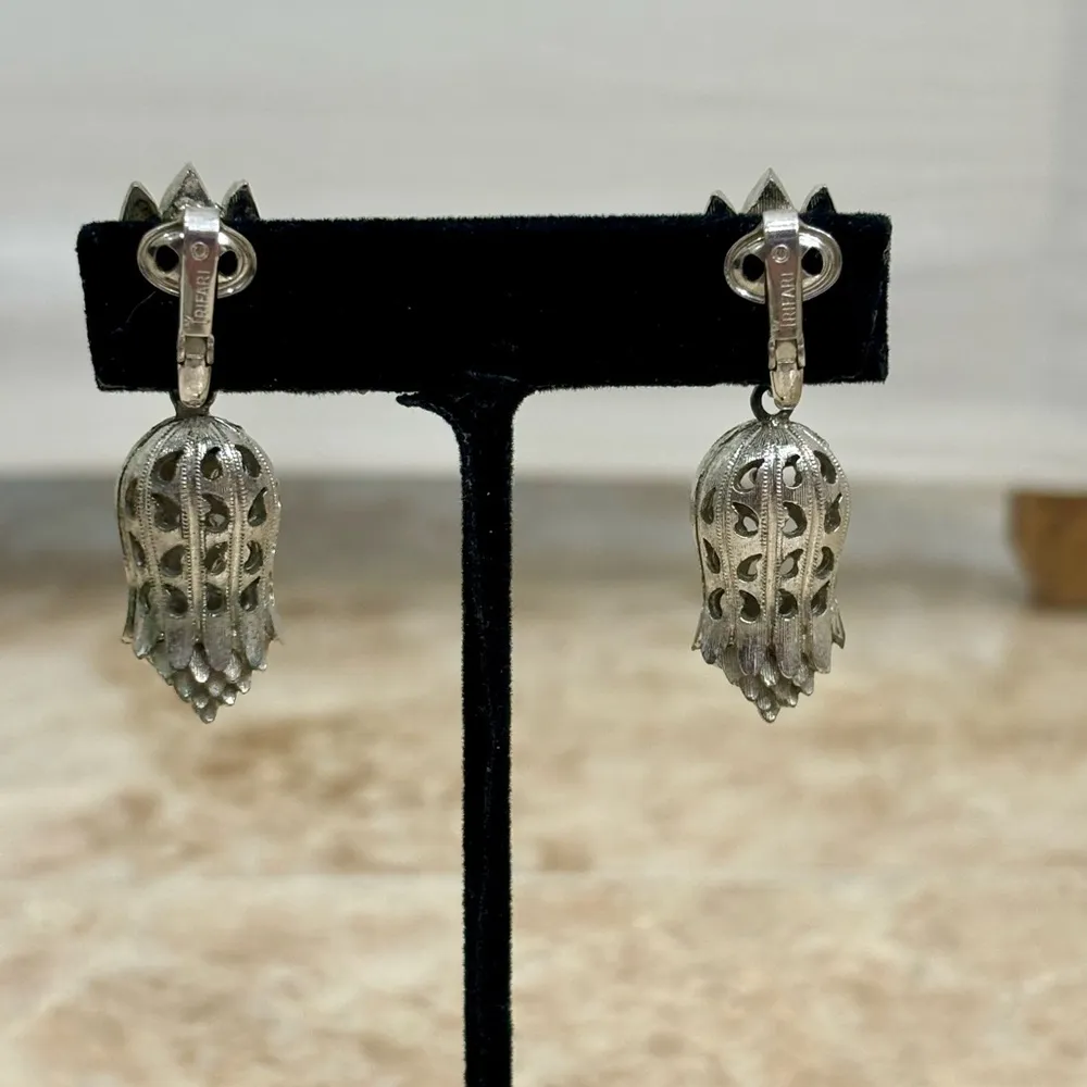 Vintage Signed 70s Rare Silver Tone Swinging Clip On Earrings - Image 4
