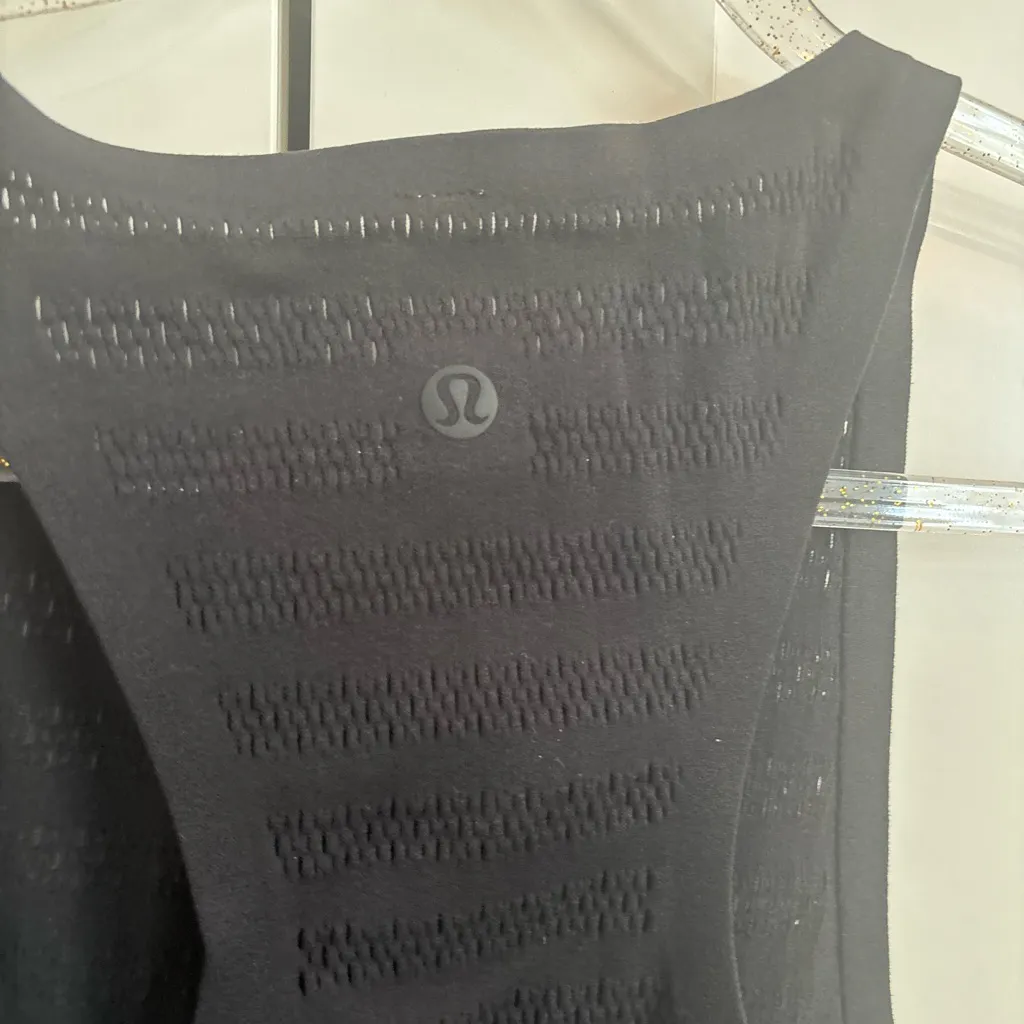 Lululemon High Neck Vented Tank in black • Size 8 running yoga Pilates - Image 4