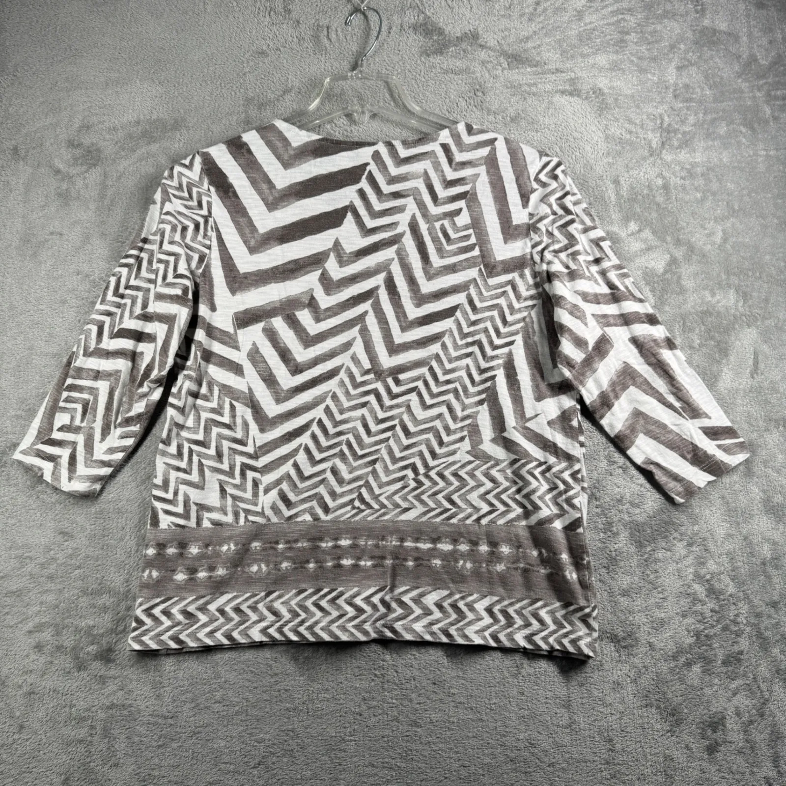 Chicos Abstract Chevron Top Womens‎ M Gray White V Neck 3/4 Sleeve Neutral Artsy - Image 3