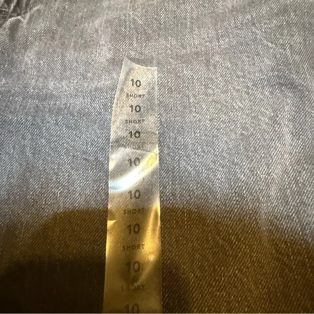 American Eagle  Mom Jean Distressed Knee Size 10 Short - Image 4