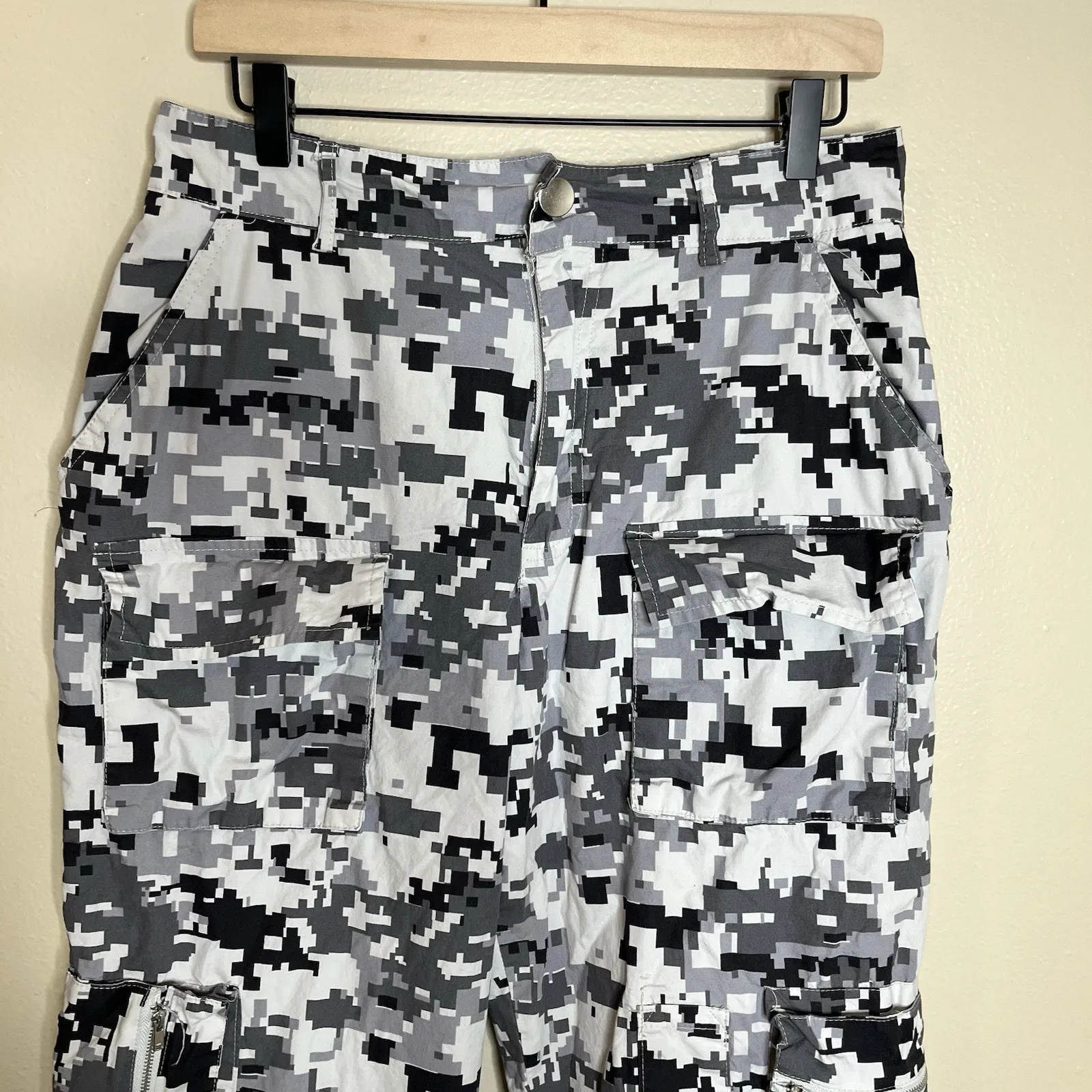 Digital Camo Cargo Pants Women M Happily Grey Y2K Grunge Relaxed Hunting Wife Gray Size M - Image 2