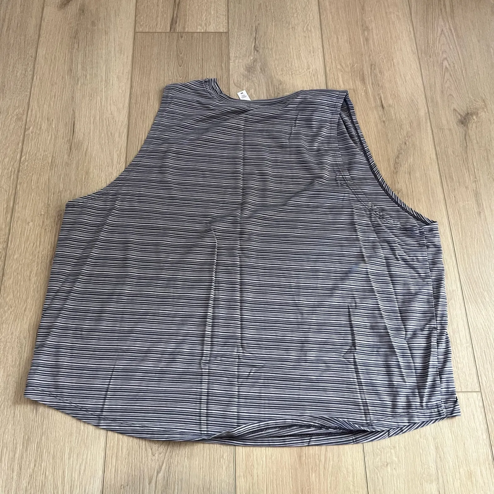Athleta Women’s Striped Navy Cloudlight Muscle Tee Sz 2X - Image 3