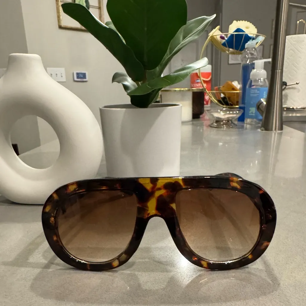 Perfect Condition Tortoise Shell Oversized Aviator/Shield Style Sunglasses Brown - Image 7