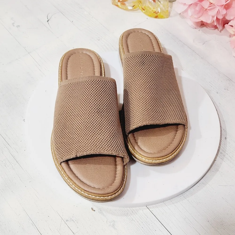 Kelly & KATIE Ari Sandal Taupe sz 10M - Image 6