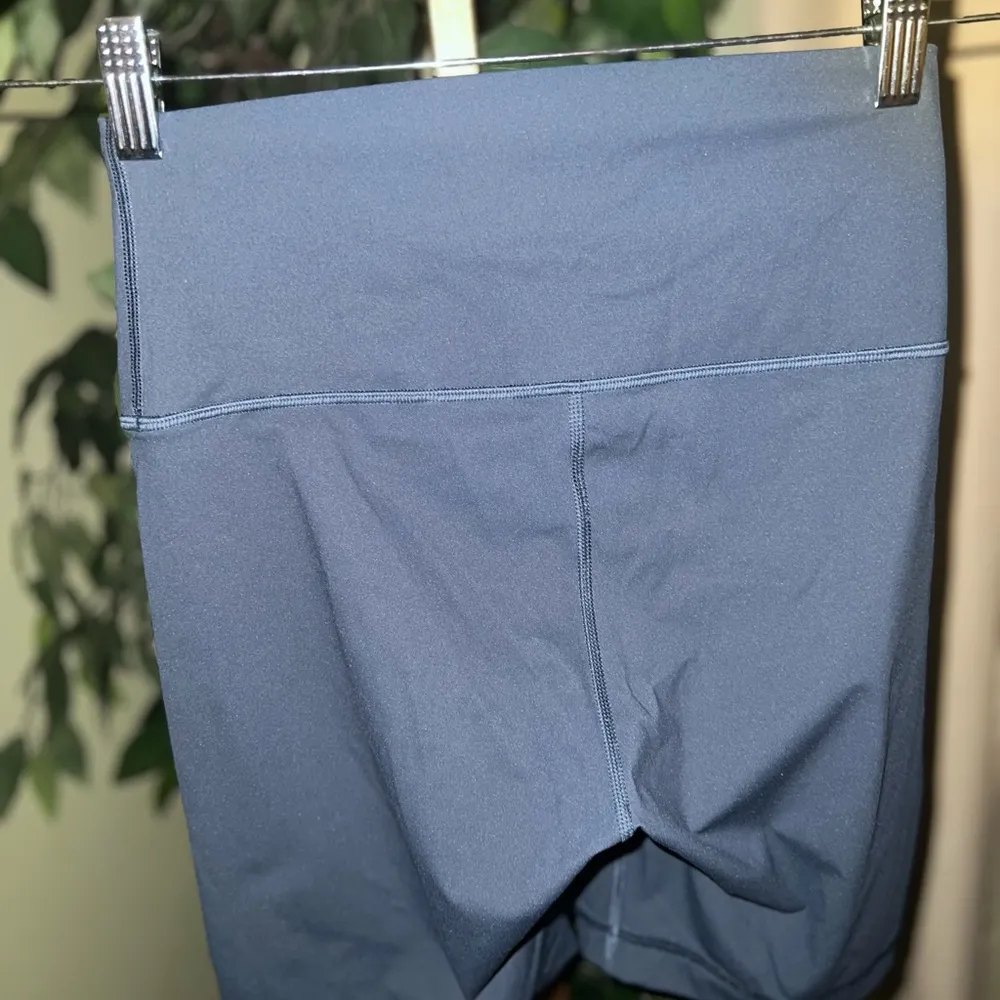 EVERLANE The Perform Bike Short Size Small - Image 6