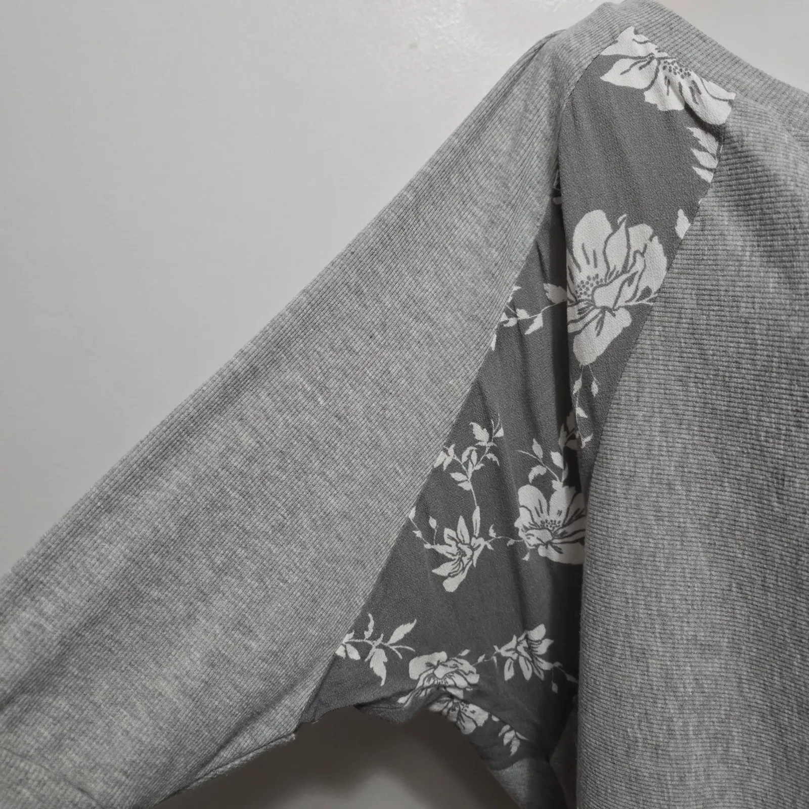 Daytrip Gray Floral 3/4 Sleeve Off Shoulder Dolman Sweatshirt Top Women L - Image 3