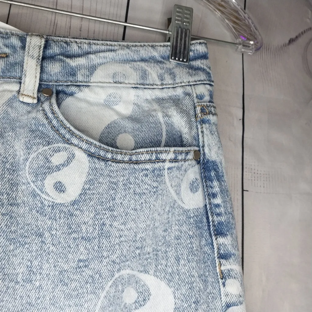 Tinseltown Distressed Yin Yang Light Blue Jeans Witj Raw Hem - Image 5