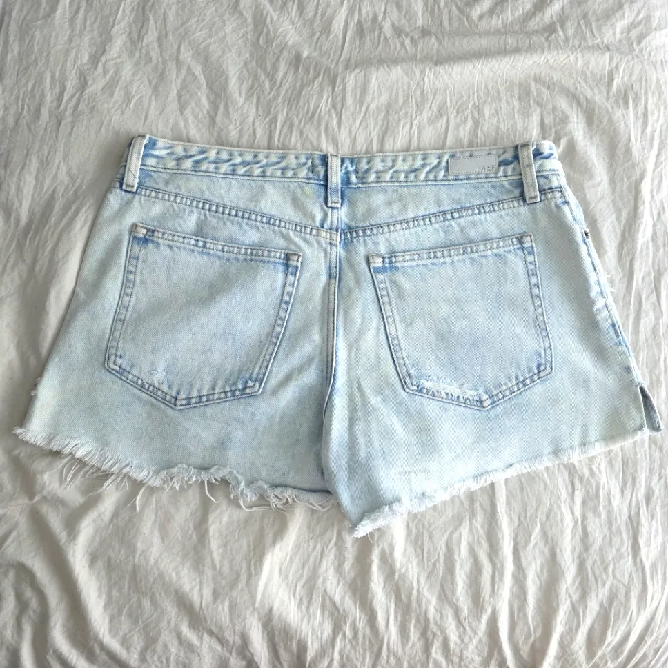 Abercrombie Annie High Rise Lightwash Short 32 - Image 2