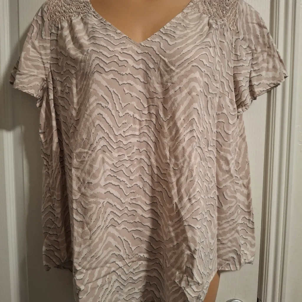 Torrid Sz 2 Elegant Beige Women's Top - Image 3