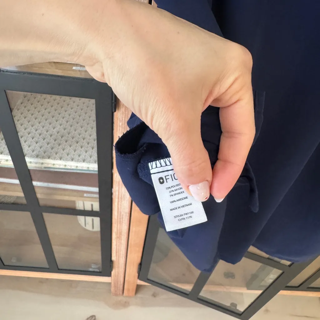 FIGS Scrubs top shirt short sleeve navy vneck pockets Casma plus size curve - Image 6