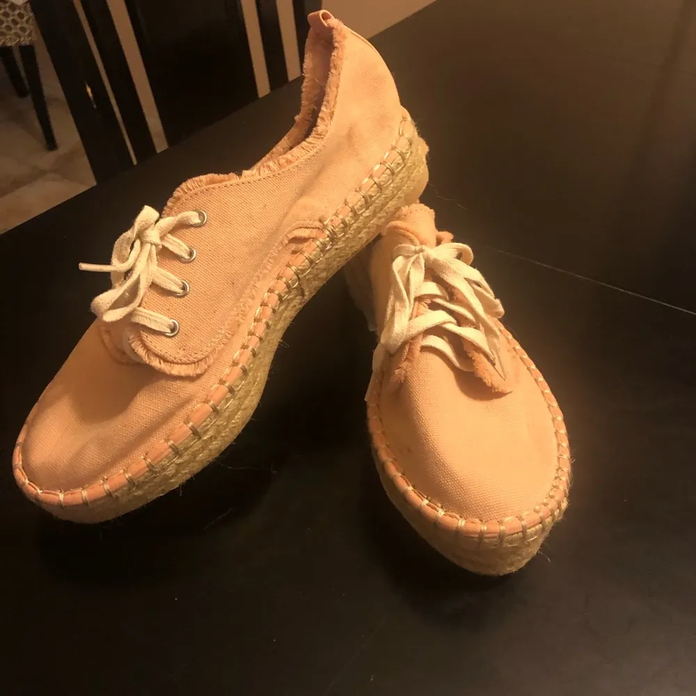 DV Dolce Vita canvas espadrille sneaker. Color: Peach Size 9 - Image 3