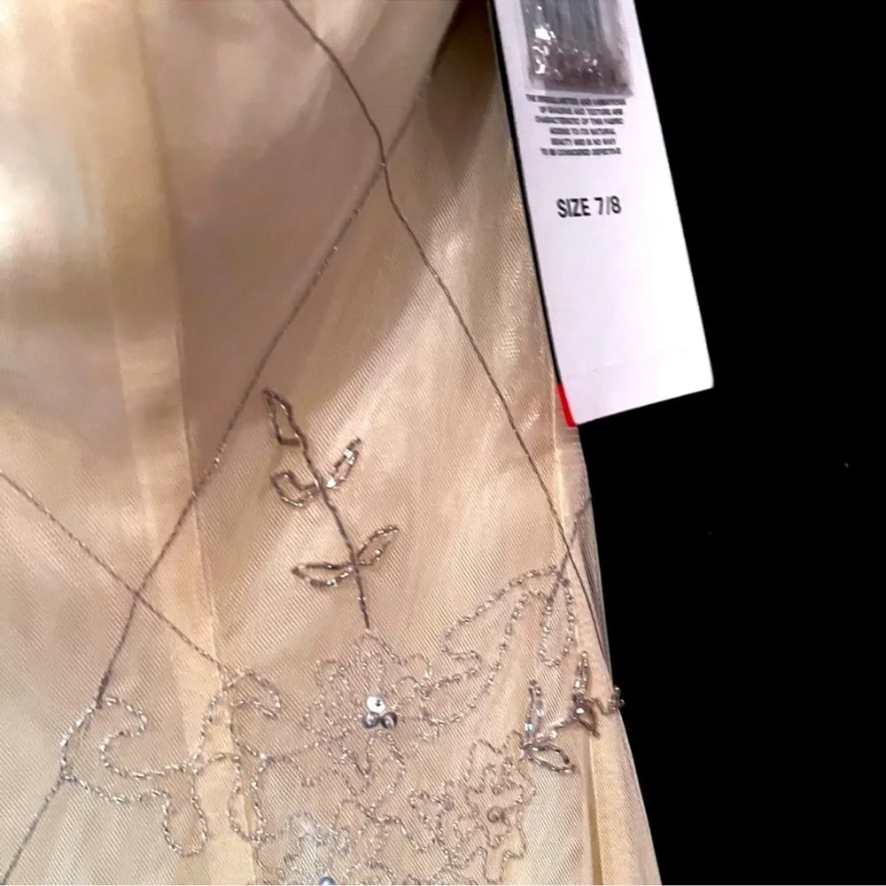 Elegant Gold Strapless Evening Gown w/ glass bead details & embroidered details Size undefined - Image 5