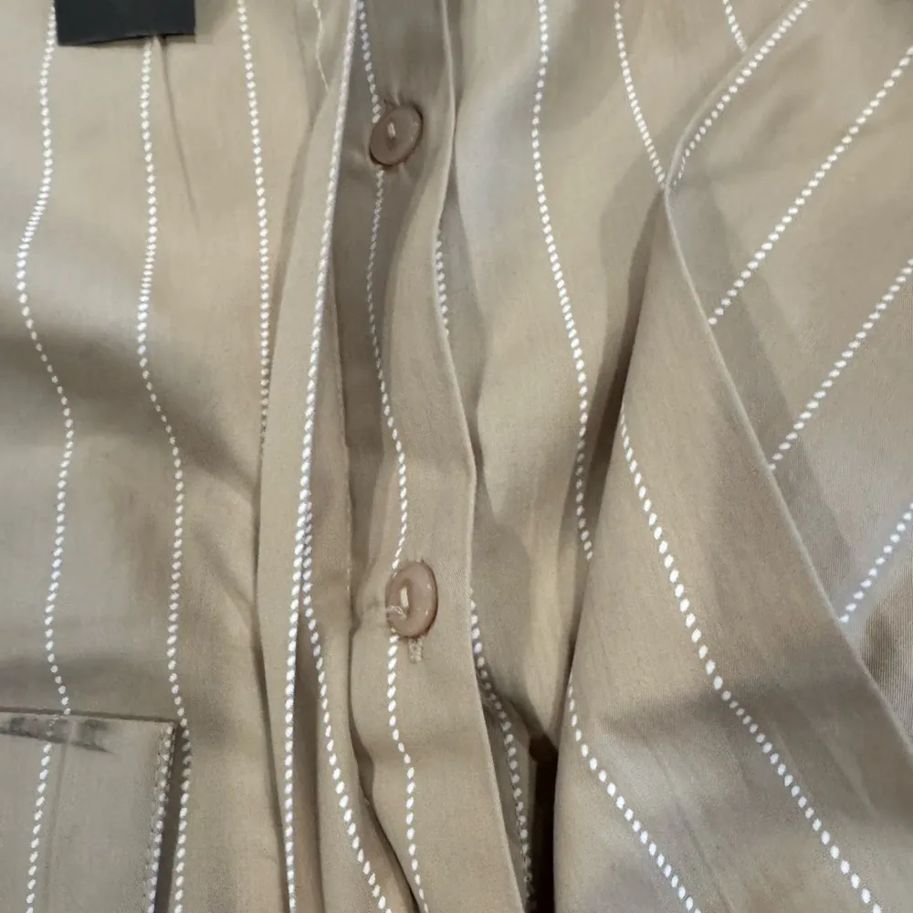 Pretty Little Thing Stone Pinstripe Pocket Detail Cropped Shirt Size 6 - Image 9