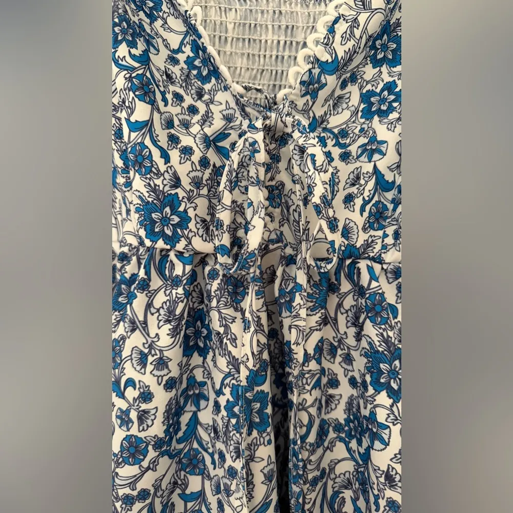 Blue and white floral print dress with adjustable tie back and V-neckline - Image 7