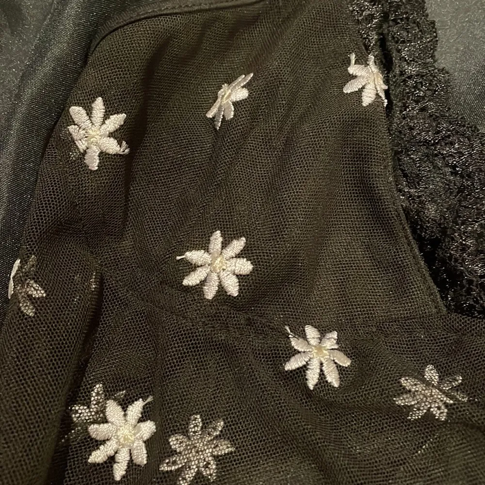 NWT motelrocks motel yenika floral lace mesh crop tank top black daisy embryo l - Image 2