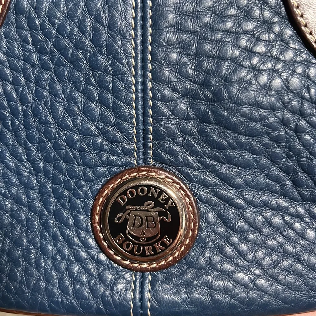 Vintage Dooney & Bourke pebbled leather wristlet coin purse Navy Blue brown zip - Image 2