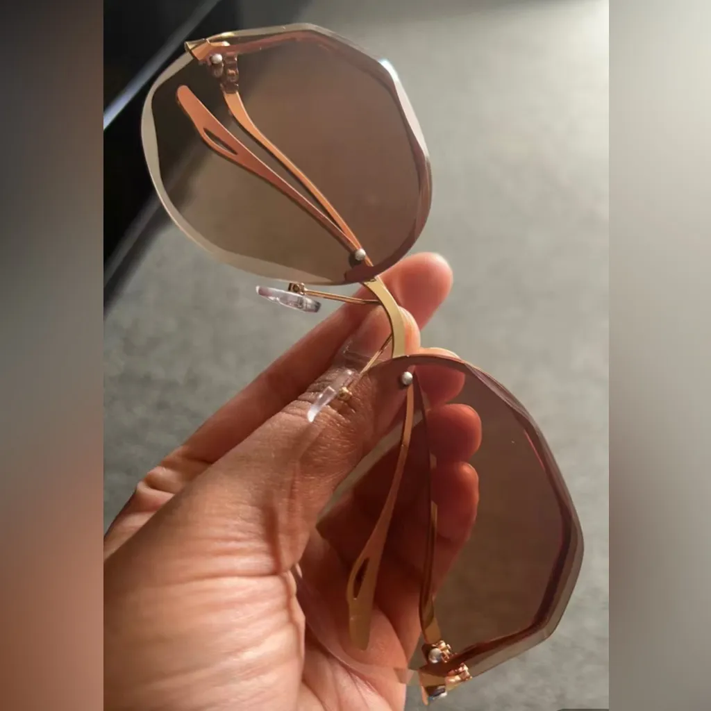 NIB - Oversized Metal Frame Sunglasses - UV Protection. - Image 4