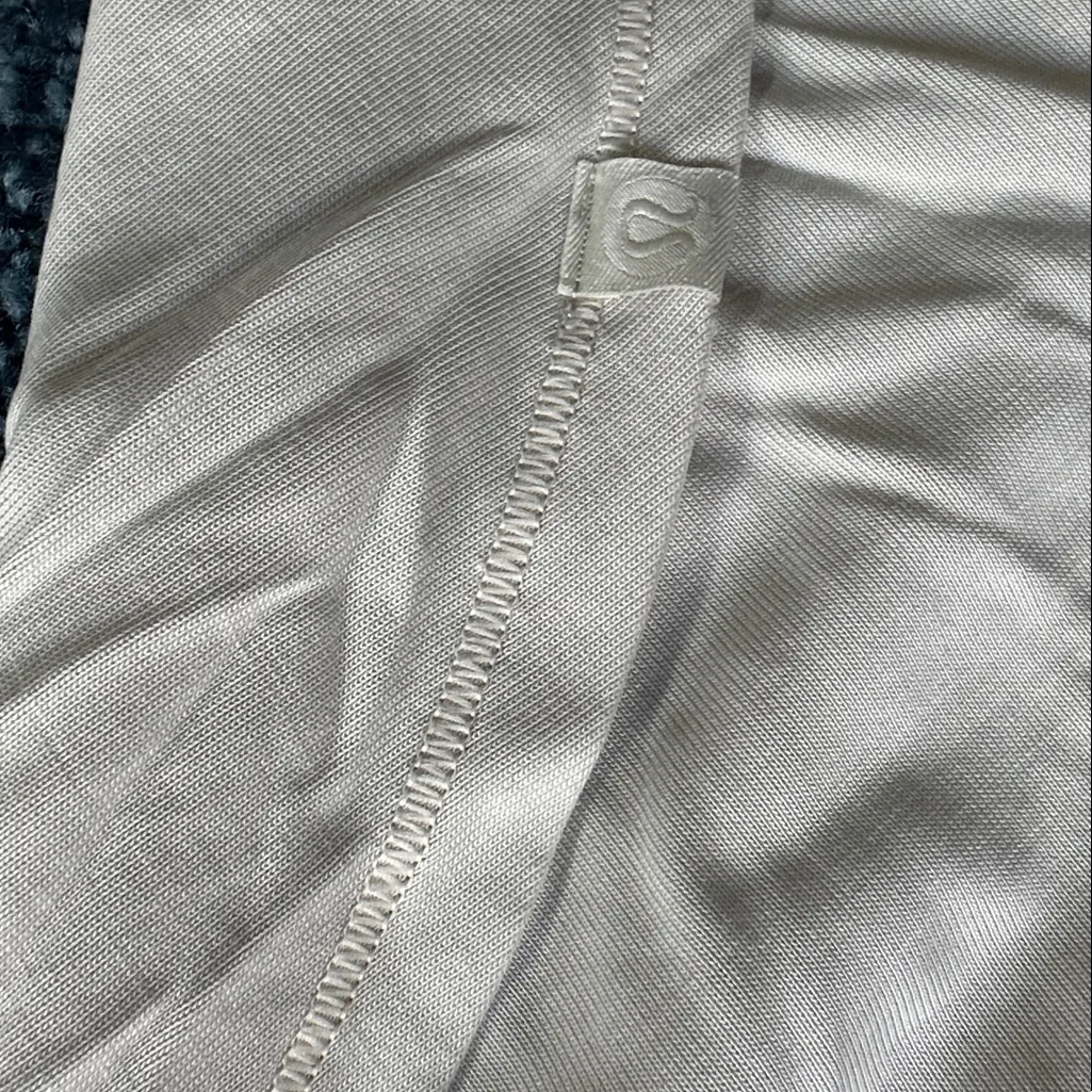 lululemon size 8 Beige Long Sleeve Women's Top rounded bottom side slits - Image 9