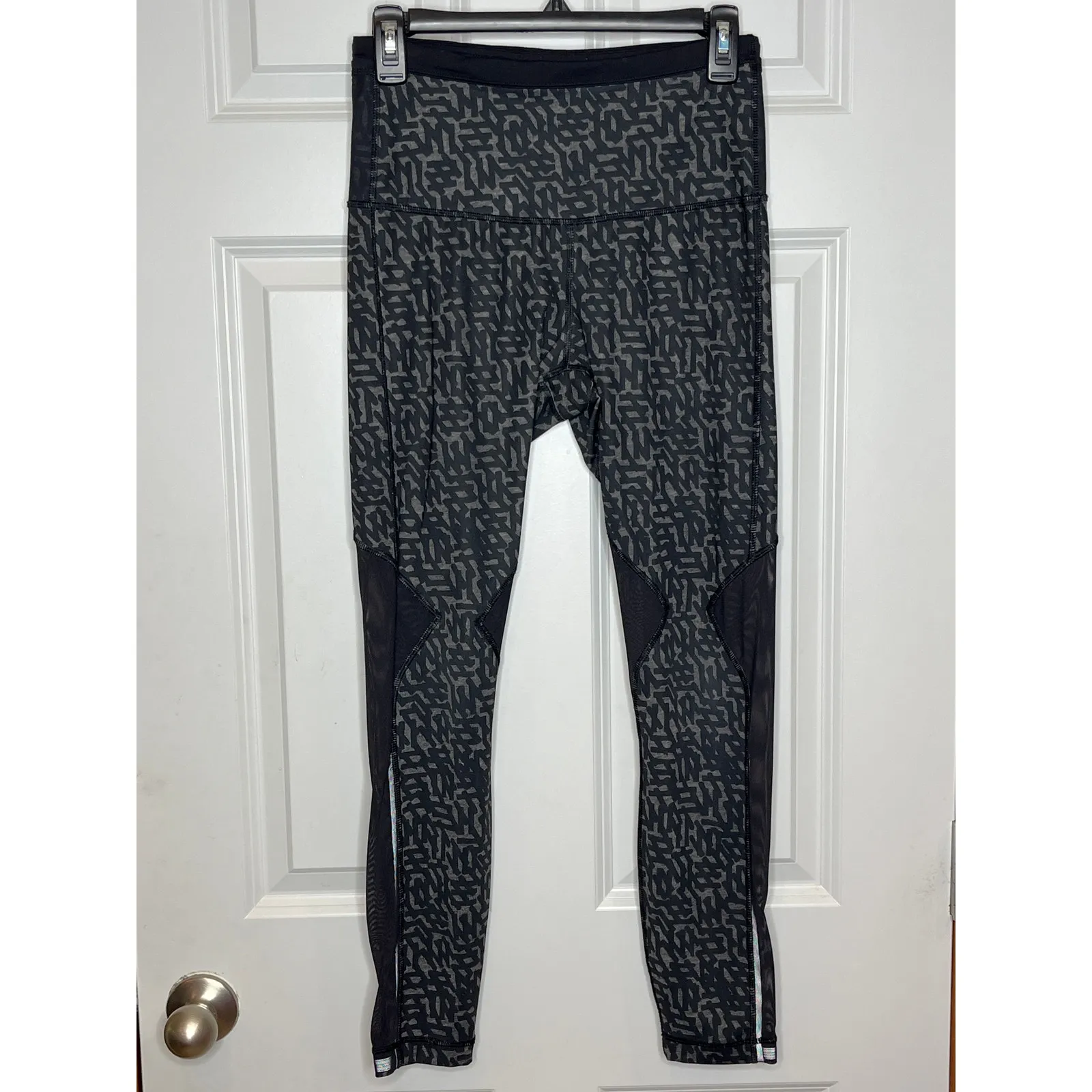 Lululemon‎ Running In The City 7/8 Leggings Size 6 Heathered Net Pop Black - Image 3