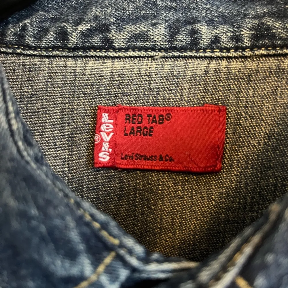 Levi’s red tab cropped denim shirt - Image 3