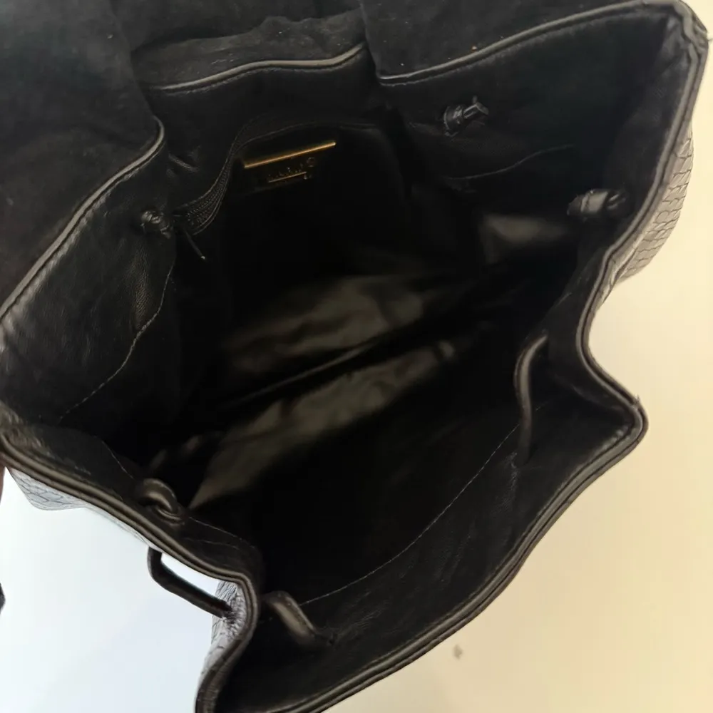 Vintage SHARIF Reptile Embossed Cross Body Shoulder Bag Black - Image 6