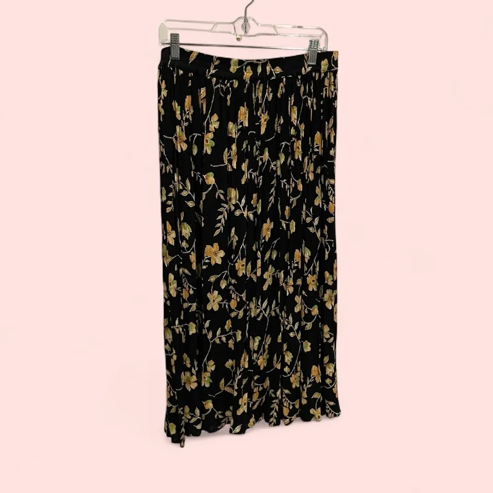Vintage 80’s-90’s pleated flowy elastic waist midi skirt black floral buttercup - Image 3