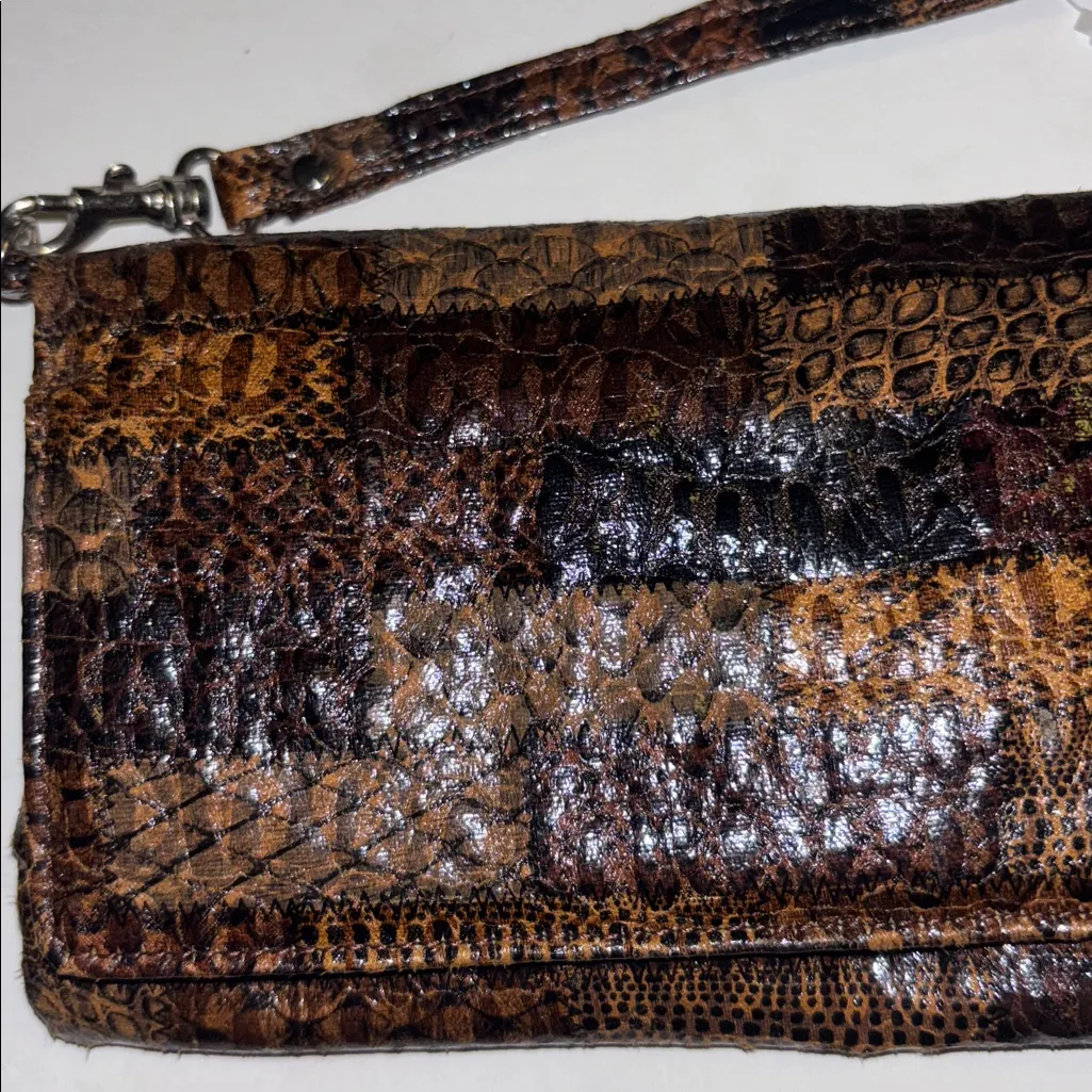 WALLET/ WRISTLET FAUX LEATHER AND FAUX ANIMAL PRINT BUT HAS GREAT COLORED DESIGN - Image 2
