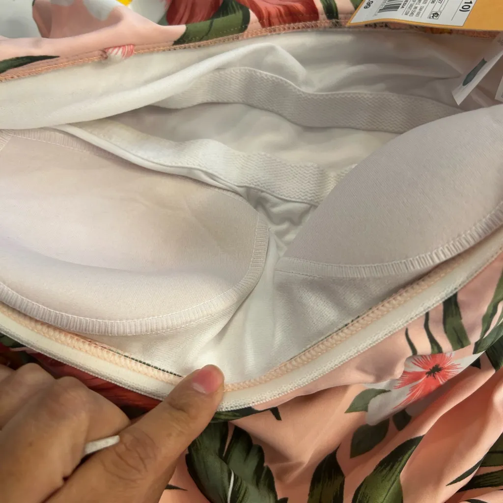 Kona Sol Double Flounce Front High
Coverage One Piece Swimsuit Medium - Image 4