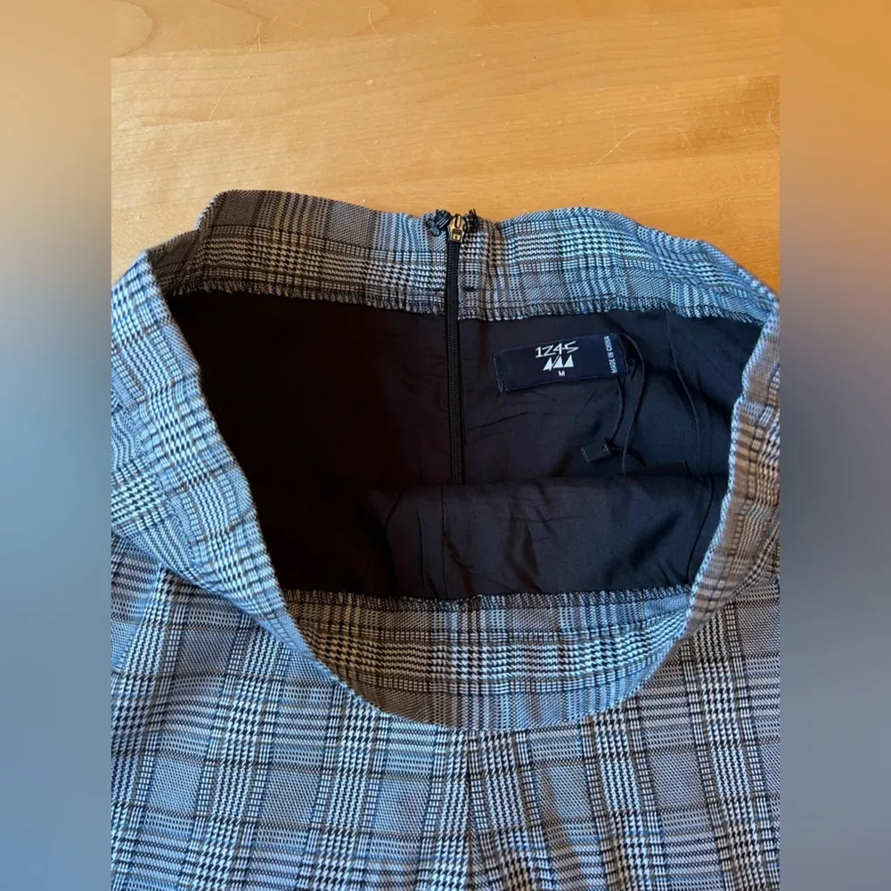 LF NWT  plaid zip side shorts - Image 4