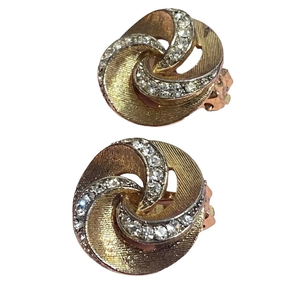 Vintage Lisner Gold Tone Rhinestone Swirl Clip - Image 5