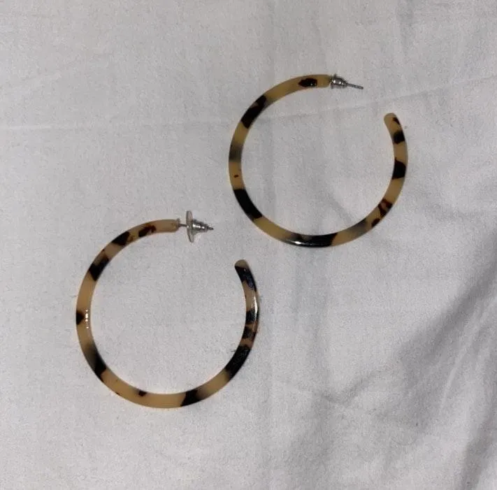 Tortoiseshell Hoop Earrings Tan - Image 3
