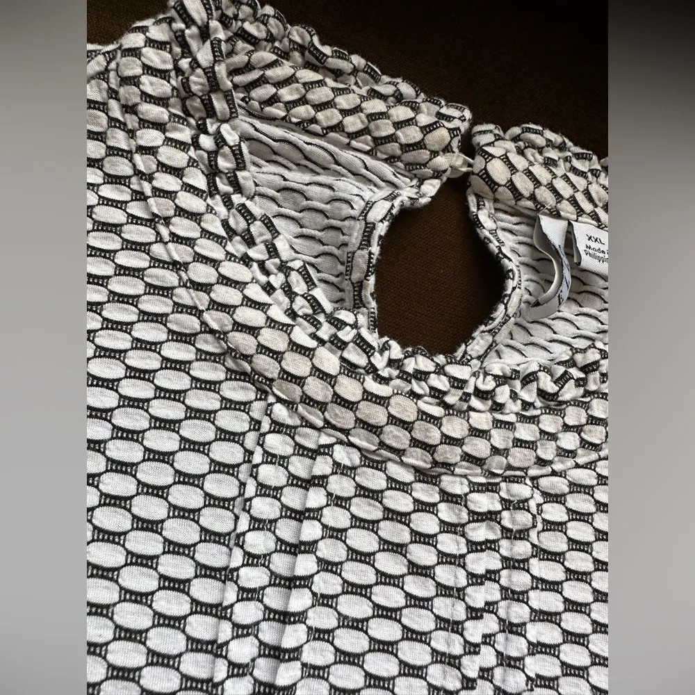 ELLE Black & White Geometric Top W/ Keyhole Button Short Ruffled Sleeves SZ XXL - Image 4