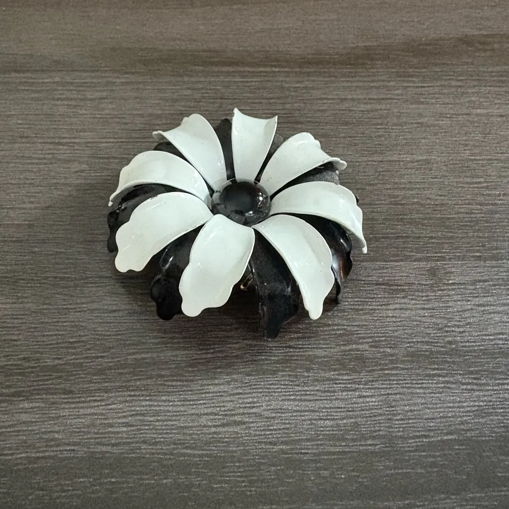 Vintage 1960s Enamel Flower Brooch Mod Daisy Black - Image 3