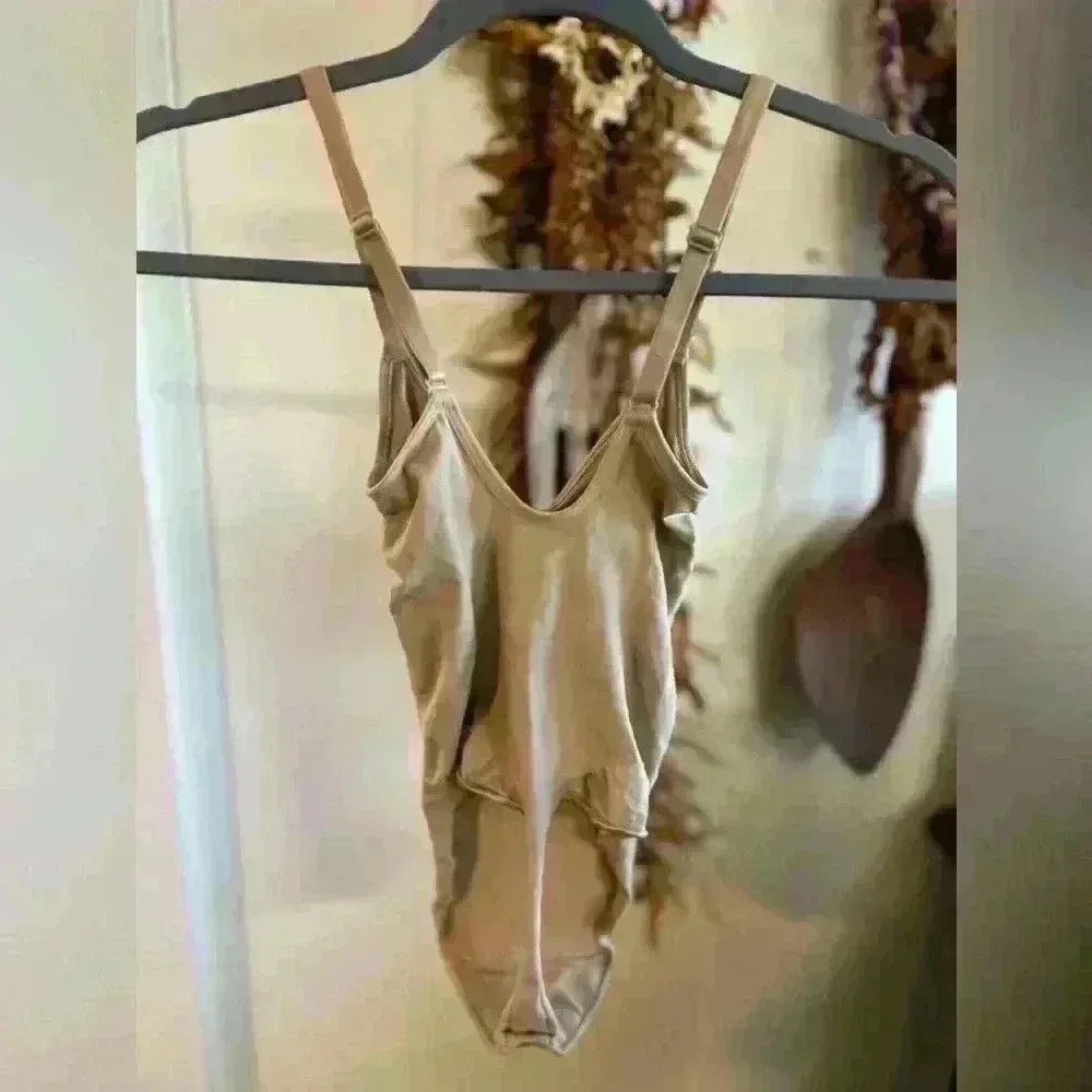 New SKIMS Seamless Sculpt Thong Bodysuit Shapewear Medium Clay Beige w Box $70 - Image 2