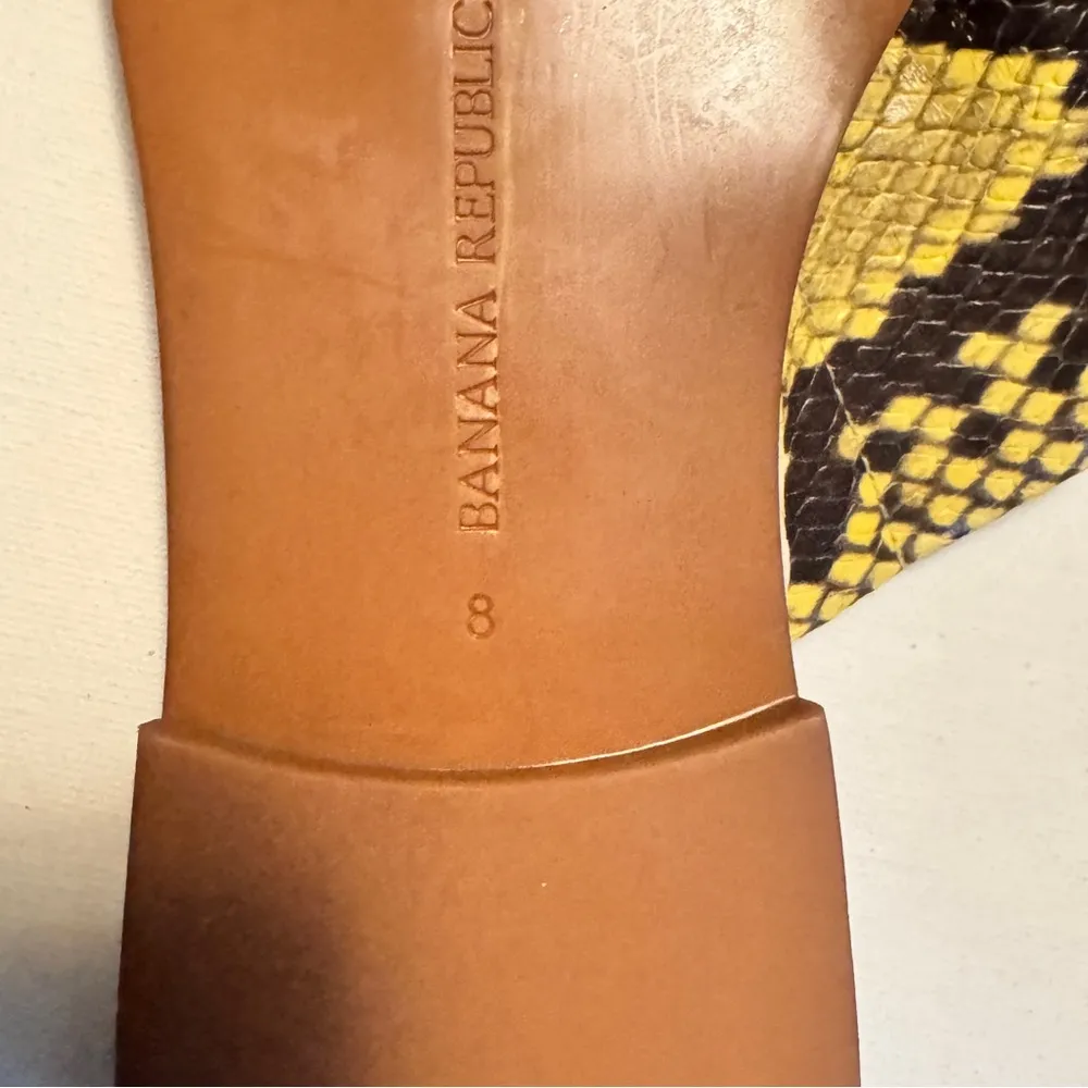 Banana Republic Women’s Low Heel Cross Strap Snakeskin Sandals Sz 8 - Image 2