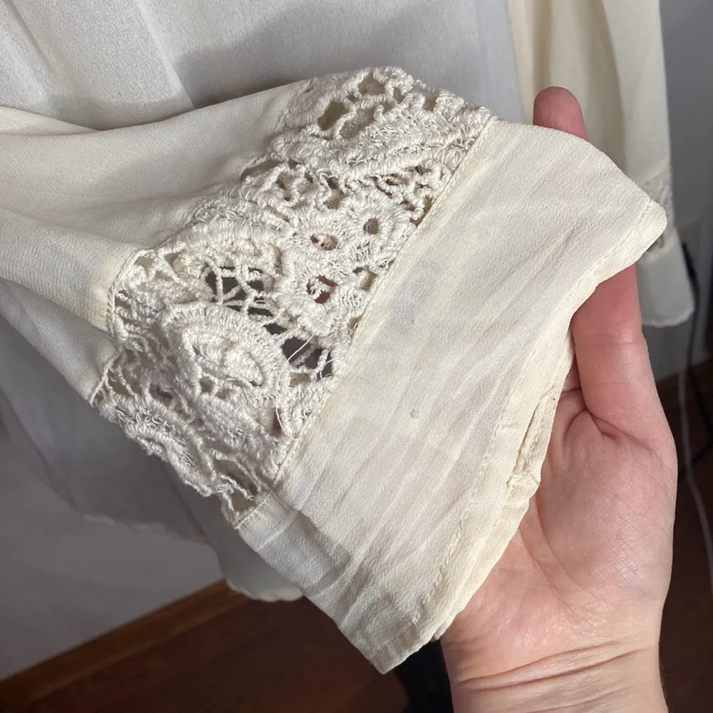 Paper Crane sheer crepe popover blouse with lace neckline and sleeve inset sz S - Image 8