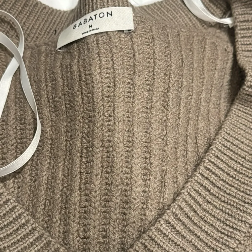 Aritzia 2021 babaton Roger sweater v neck ribbed rib knit sweater turner taupe m - Image 4