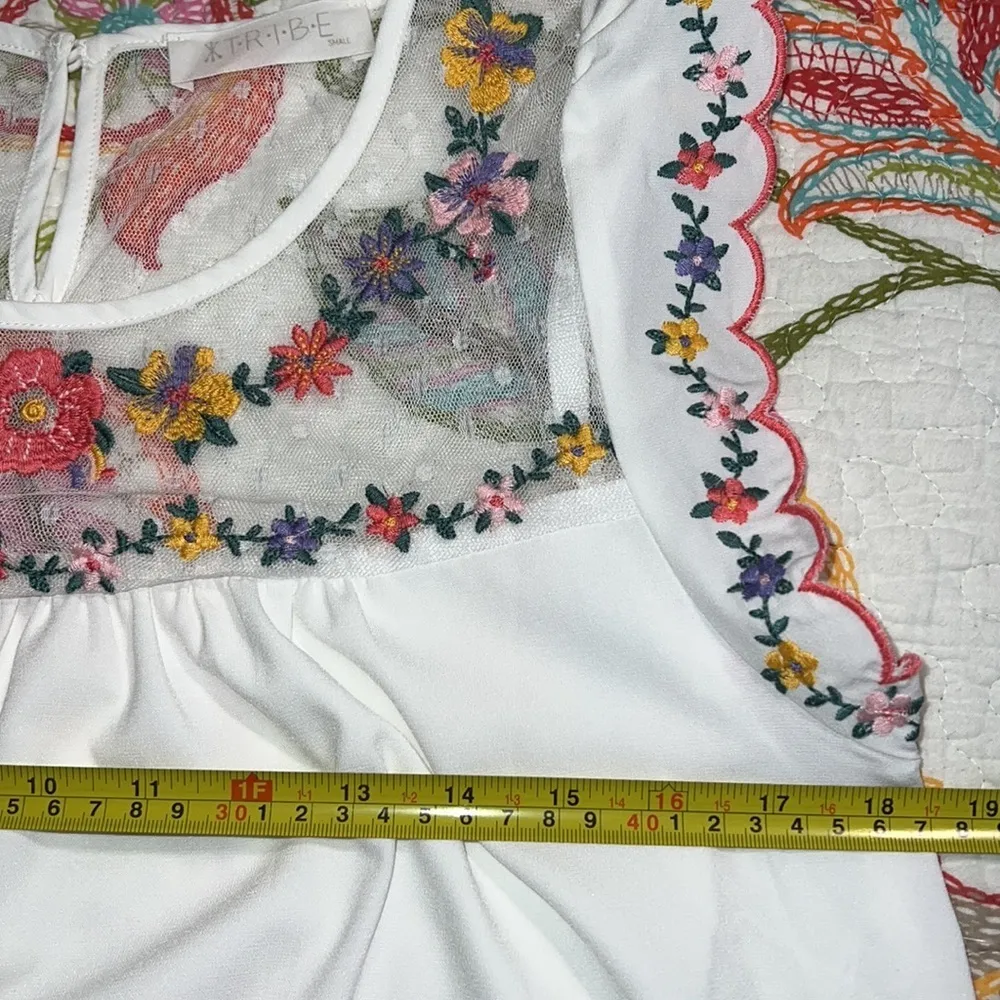 TRIBE womens small dainty ivory babydoll top flutter sleeves & floral design - Image 7