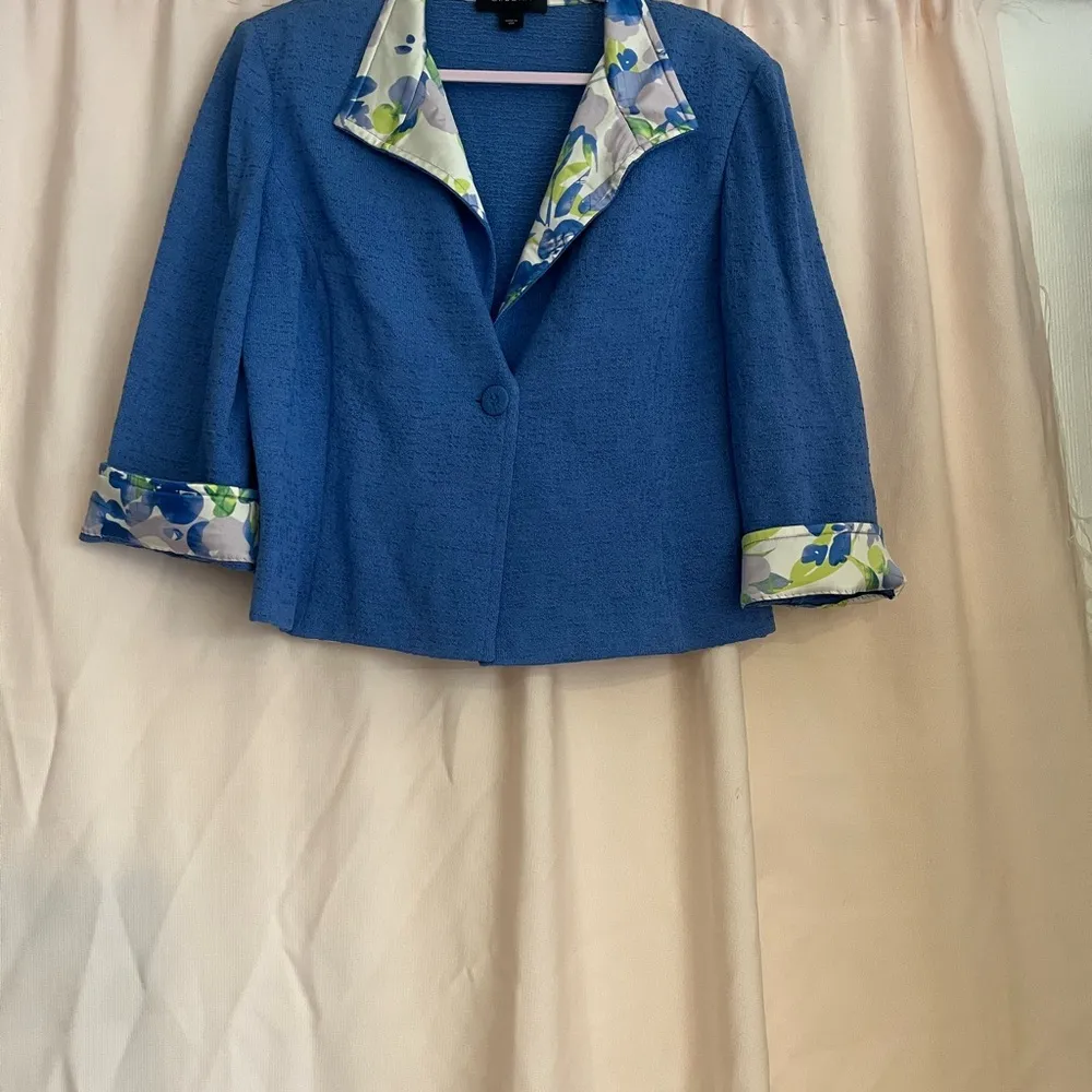 St. John Blue and Cream Blazer with Floral Trim - Image 2