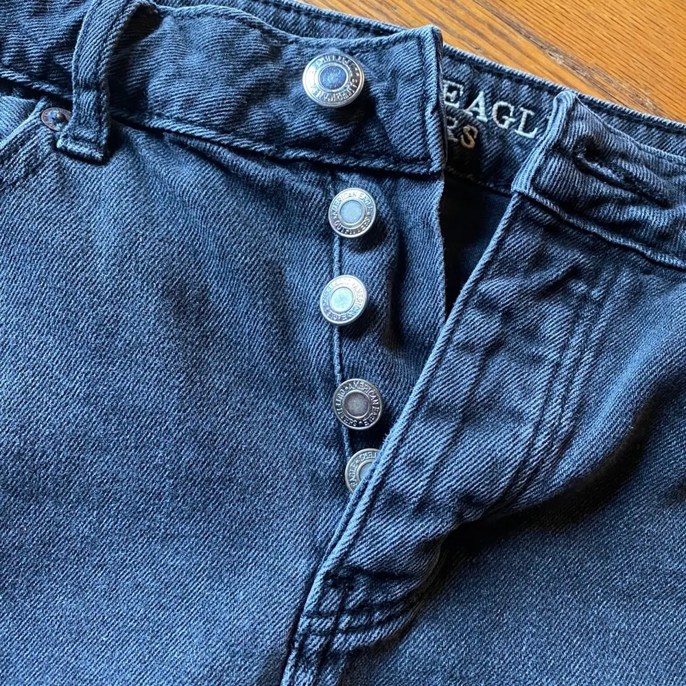 Black distressed American Eagle jean skirt sz 4 - Image 3