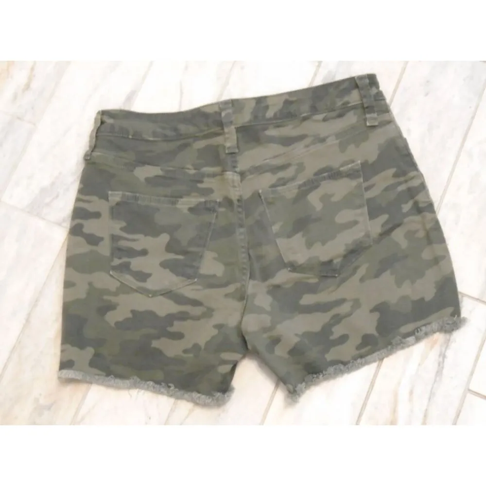 NEW Universal Thread women's size 6 28" waist High Rise Midi Green camo shorts - Image 4