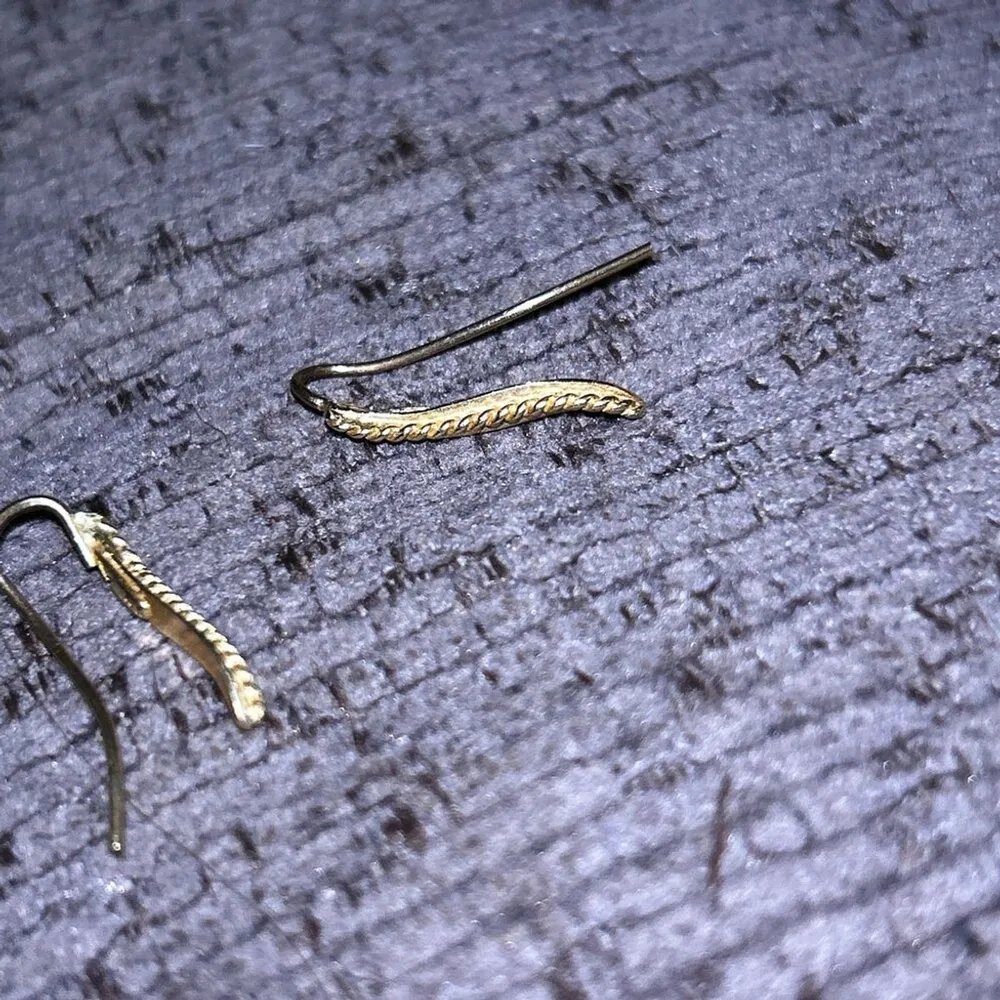 None Elegant 14K Gold Threader Earrings Minimalist Design - Image 4