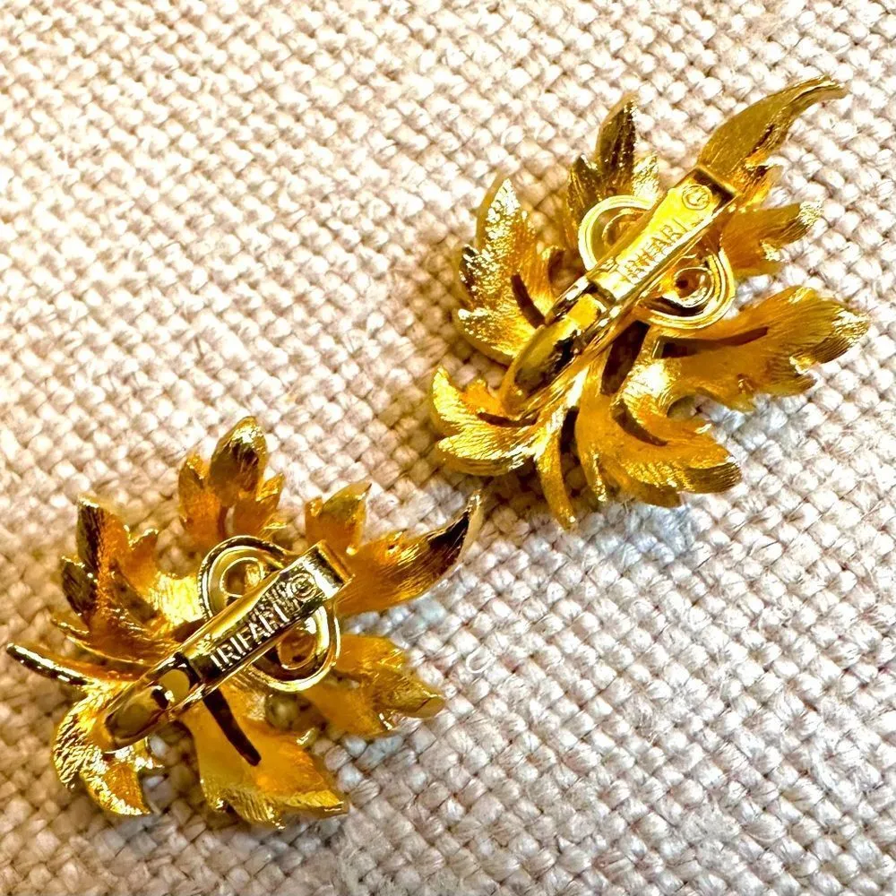 EUC Vintage Signed Trifari Leaves Gold Tone Clip on Earrings - Image 5
